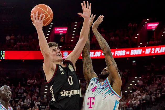 Deutsche Basketball Bundesliga (BBL), FC Bayern München Basketball vs TELEKOM BASKETS Bonn, München FC Bayern Basketball, Bonn TELEKOM BASKETS, 2026-05-30 in München (SAP Garden) LUCIC Vladimir (FC Bayern München Basketball Small Forward (SF) Nr11-FCBB11), GARRETT Jr. Jeff (TELEKOM BASKETS Bonn Power Forward (PF) Nr4- BON4) sportworld München SAP Garden Bayern Deutschland
