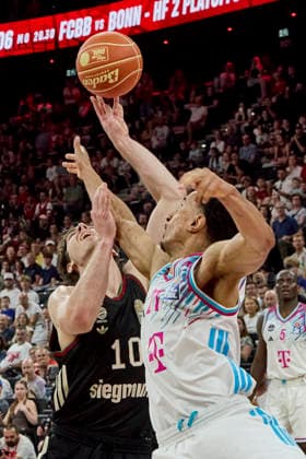 Deutsche Basketball Bundesliga (BBL), FC Bayern München Basketball vs TELEKOM BASKETS Bonn, München FC Bayern Basketball, Bonn TELEKOM BASKETS, 2026-05-30 in München (SAP Garden) JESSUP Justinian (FC Bayern München Basketball Shooting Guard (SG) Nr10-FCBB10), AMINU Joel (TELEKOM BASKETS Bonn Shooting Guard (SG) Nr21- BON21) sportworld München SAP Garden Bayern Deutschland