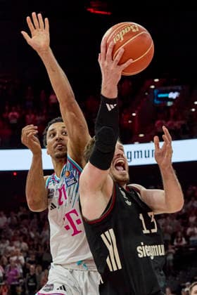 Deutsche Basketball Bundesliga (BBL), FC Bayern München Basketball vs TELEKOM BASKETS Bonn, München FC Bayern Basketball, Bonn TELEKOM BASKETS, 2026-05-30 in München (SAP Garden) OBST Andreas (FC Bayern München Basketball Shooting Guard (SG) Nr13-FCBB13), AMINU Joel (TELEKOM BASKETS Bonn Shooting Guard (SG) Nr21- BON21) sportworld München SAP Garden Bayern Deutschland