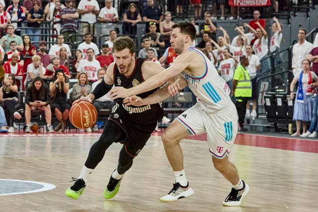 Deutsche Basketball Bundesliga (BBL), FC Bayern München Basketball vs TELEKOM BASKETS Bonn, München FC Bayern Basketball, Bonn TELEKOM BASKETS, 2026-05-30 in München (SAP Garden) OBST Andreas (FC Bayern München Basketball Shooting Guard (SG) Nr13-FCBB13), MURPHY Grayson (TELEKOM BASKETS Bonn Point Guard (PG) Nr7- BON7) sportworld München SAP Garden Bayern Deutschland