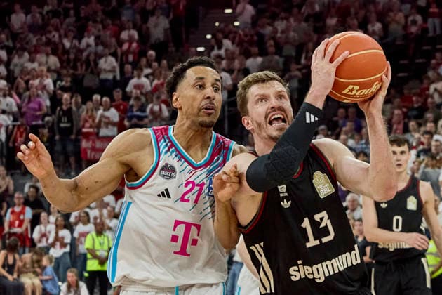 Deutsche Basketball Bundesliga (BBL), FC Bayern München Basketball vs TELEKOM BASKETS Bonn, München FC Bayern Basketball, Bonn TELEKOM BASKETS, 2026-05-30 in München (SAP Garden) OBST Andreas (FC Bayern München Basketball Shooting Guard (SG) Nr13-FCBB13), AMINU Joel (TELEKOM BASKETS Bonn Shooting Guard (SG) Nr21- BON21) sportworld München SAP Garden Bayern Deutschland
