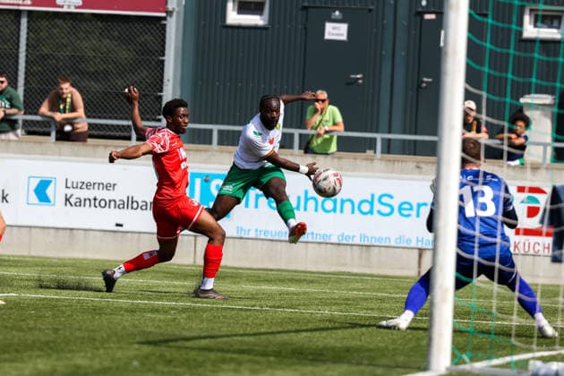 Fussball: Schweiz: Promotion League 2025 2026 - Letzter Spieltag, 30.05.2026 - SC Kriens vs. FC Bavois - Kleinfeld (Kriens, Schweiz); Daoud TourÃ schiesst den Ball in Richtung Tor, verfehlt aber leider. Kriens Stadion Kleinfeld Luzern Schweiz Copyright: xAmiirxAmedjouax