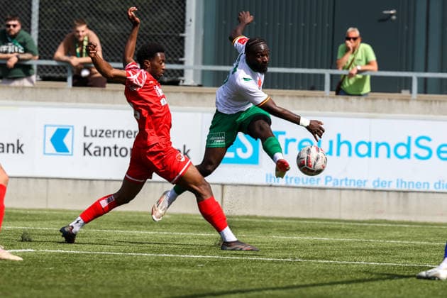 Fussball: Schweiz: Promotion League 2025 2026 - Letzter Spieltag, 30.05.2026 - SC Kriens vs. FC Bavois - Kleinfeld (Kriens, Schweiz); Daoud TourÃ schiesst den Ball in Richtung Tor, verfehlt aber leider. Kriens Stadion Kleinfeld Luzern Schweiz Copyright: xAmiirxAmedjouax