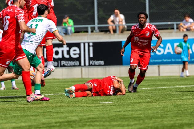 Fussball: Schweiz: Promotion League 2025 2026 - Letzter Spieltag, 30.05.2026 - SC Kriens vs. FC Bavois - Kleinfeld (Kriens, Schweiz); FC Bavois Spieler hinter der Mauer Kriens Stadion Kleinfeld Luzern Schweiz Copyright: xAmiirxAmedjouax