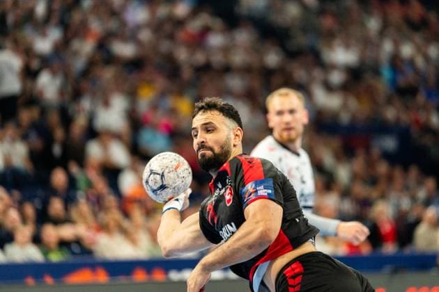 Mohamed Amine Darmoul ( 71; MT Melsungen) holt mit dem Ball in der Hand zum Wurf aus. Im Hintergrund ist ein Spieler der SG Flensburg-Handewitt zu sehen. MT Melsungen vs SG Flensburg-Handewitt – EHF Finals Hamburg 2026 Copyright: xPhilippHeistx