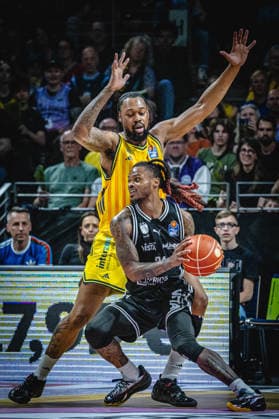 Basketball Berlin 30.05.2026 Saison 2025 2026 EasyCredit BBL 1. Bundesliga Männer, Herren Playoffs Halbfinale Spiel 1 Alba Berlin - BMA365 Bamberg Baskets Cobe Williams (Bamberg, No.24) J wan Roberts (Alba Berlin, No.13)