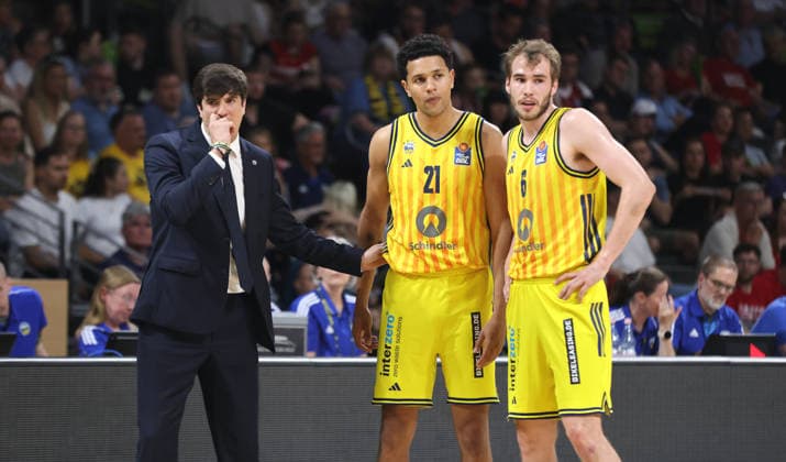 Trainer Pedro Calles, Michael Rataj, Malte Delow Aktion Oberkörper Basketball BBL Bundesliga Herren Play Off Halbfinale 1.Spiel Saison 2025 2026 30.05.2026 ALBA Berlin vs BMA365 Bamberg Baskets
