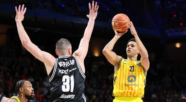 Daniel Keppeler, Michael Rataj am Ball Zweikampf Spielszene Aktion Basketball BBL Bundesliga Herren Play Off Halbfinale 1.Spiel Saison 2025 2026 30.05.2026 ALBA Berlin vs BMA365 Bamberg Baskets