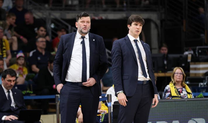 Co Trainer Sebastian Trzcionka, Trainer Pedro Calles Aktion Oberkörper Basketball BBL Bundesliga Herren Play Off Halbfinale 1.Spiel Saison 2025 2026 30.05.2026 ALBA Berlin vs BMA365 Bamberg Baskets