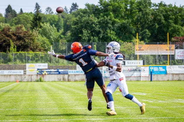 Anthony Harris Jr (ifm Razorbacks Ravensburg, 01 Wide Receiver) and Nick Oliver (Pforzheim Wilddogs, 07 Defensive Back) fight for the ball Pforzheim Wilddogs vs ifm Razorbacks Ravensburg, American Football, German Football League, Week 4, 2026, 30.05.2026, Pforzheim Kramski Arena Baden Württemberg Germany Copyright: xFootxBowl SebastianxJustx