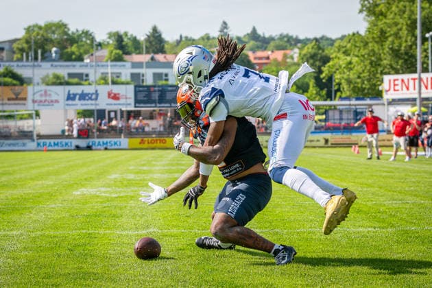 Anthony Harris Jr (ifm Razorbacks Ravensburg, 01 Wide Receiver) and Nick Oliver (Pforzheim Wilddogs, 07 Defensive Back) fight for the ball Pforzheim Wilddogs vs ifm Razorbacks Ravensburg, American Football, German Football League, Week 4, 2026, 30.05.2026, Pforzheim Kramski Arena Baden Württemberg Germany Copyright: xFootxBowl SebastianxJustx