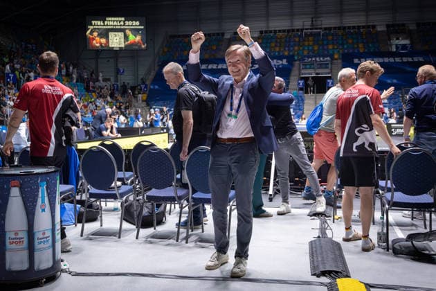 Borussia Düsseldorf und TTC Schwalbe Bergneustadt, Liebherr TTBL-Halbfinalspiel 2026 Düsseldorfs Teammanager Andreas Preuß jubelt zu den mitgereisten Fans. Liebherr TTBL Final4 2026, erstes Halbfinale zwischen Borussia Düsseldorf und TTC Schwalbe Bergneustadt am 30. Mai 2026 in der Süwag Energie ARENA in Frankfurt am Main., Frankfurt am Main Hessen Deutschland Süwag Energie ARENA