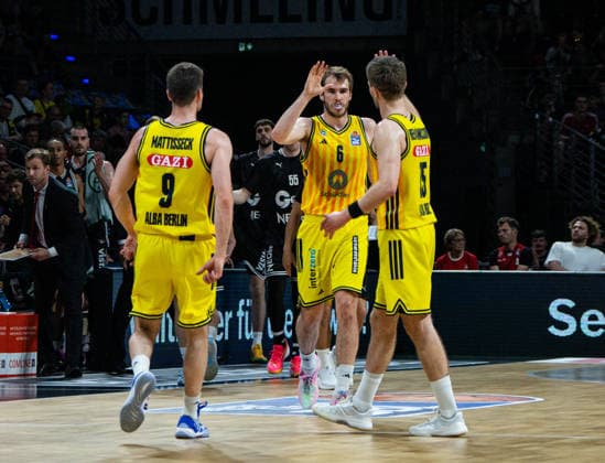 Malte Delow (Alba Berlin, 6) jubelt mit Sam Griesel (Alba Berlin, 5) und Jonas Mattisseck (Alba Berlin, 9) 30.05.2026, Alba Berlin vs Bamberg Baskets, Basketball, BBL, Max-Schmeling Halle, Berlin DFL regulations prohibit any use of photographs as image sequences and or quasi-video. Copyright: HMBxMedia xFinnxWeidmann