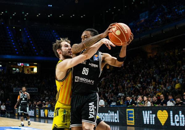 Malte Delow (Alba Berlin, 6) verteidigt gegen Austin Matthew Crowley (Bamberg Baskets, 85) 30.05.2026, Alba Berlin vs Bamberg Baskets, Basketball, BBL, Max-Schmeling Halle, Berlin DFL regulations prohibit any use of photographs as image sequences and or quasi-video. Copyright: HMBxMedia xFinnxWeidmann