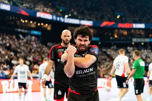 Erik Balenciaga ( 6; MT Melsungen) ballt die Faust und jubelt intensiv nach einer Aktion im Spiel gegen die SG Flensburg-Handewitt. Im Hintergrund ist ein weiterer Spieler von MT Melsungen mit der Rückennummer 8 zu sehen. MT Melsungen vs SG Flensburg-Handewitt – EHF Finals Hamburg 2026 Copyright: xPhilippHeistx