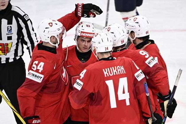 LKS 20260530 93 Theo Rochette of Switzerland celebrates with team players after scoring 6-0 goal during the 2026 IIHF Ice hockey, Eishockey World Championships semi-final match between Switzerland and Norway in Zurich on May 30, 2026. - RONI REKOMAA Zürich Switzerland _cf7Q4Gl-CM  Copyright: xRonixRekomaax _cf7Q4Gl-CM