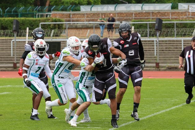 2026_05_30, Berlin Rebels vs Schwäbisch Hall Unicorns, GFL, Mommsenstadion, Berlin Jermaine Eniyagu (Berlin Rebels, 17) läuft mit dem Ball
