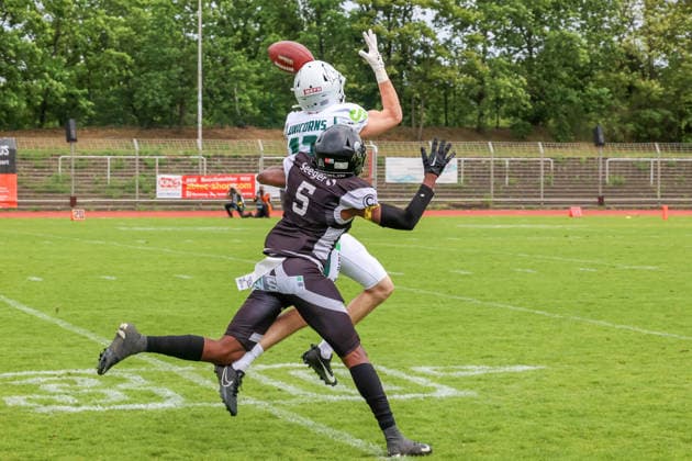 2026_05_30, Berlin Rebels vs Schwäbisch Hall Unicorns, GFL, Mommsenstadion, Berlin Marvin Fuchs (Schwäbisch Hall Unicorns, 13) versucht den Pass zu fangen, Teddy Rangi (Berlin Rebels, 05) in der Abwehr