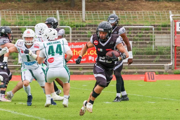 2026_05_30, Berlin Rebels vs Schwäbisch Hall Unicorns, GFL, Mommsenstadion, Berlin Loan Kuci (Berlin Rebels, 23) läuft mit dem Ball