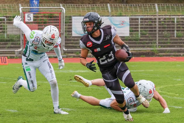 2026_05_30, Berlin Rebels vs Schwäbisch Hall Unicorns, GFL, Mommsenstadion, Berlin Loan Kuci (Berlin Rebels, 23) läuft mit dem Ball