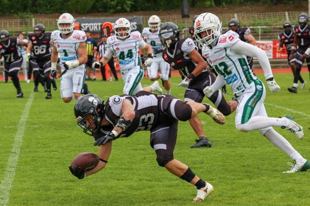 2026_05_30, Berlin Rebels vs Schwäbisch Hall Unicorns, GFL, Mommsenstadion, Berlin Loan Kuci (Berlin Rebels, 23) holt noch ein Yards heraus