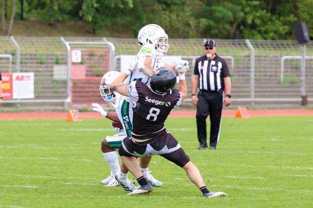 2026_05_30, Berlin Rebels vs Schwäbisch Hall Unicorns, GFL, Mommsenstadion, Berlin Paul Seifert (Berlin Rebels, 08) hält den Schwäbisch Haller fest