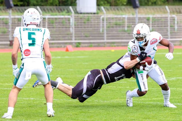 2026_05_30, Berlin Rebels vs Schwäbisch Hall Unicorns, GFL, Mommsenstadion, Berlin Jonas Gacek (Berlin Rebels, 13) attackiert den Gegner