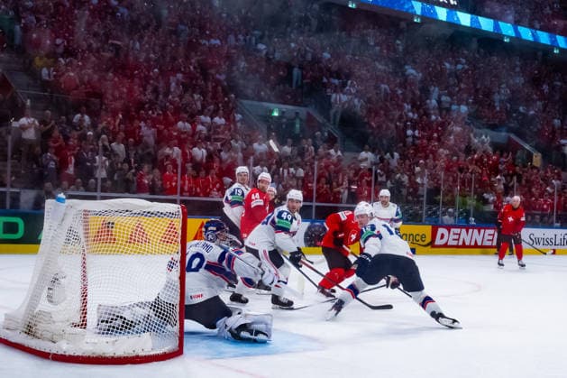 ZURICH, SWITZERLAND - MAY 30: ThÃ o Rochette (Switzerland, 93) shooting the 6:0 goal during the Half Finals - Match 61 between Switzerland and Norway at the IIHF Ice hockey, Eishockey World Championship, WM, Weltmeisterschaft 2026, Swiss Life Arena on May 30, 2026 in Zurich, Switzerland. Zurich Switzerland Copyright: xTimoxSteinx