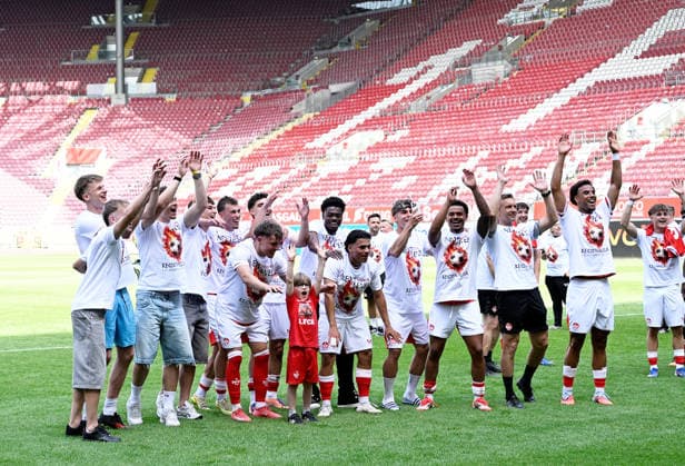 Fussball - Oberliga- Saison 2025 26 Fritz-Walter-Stadion 30.052026 1. FC KaiserslauternU21(fck) - FV Eppelborn (ep) 5:0 Laola vor der Westkurve 1. FC Kaiserslautern
