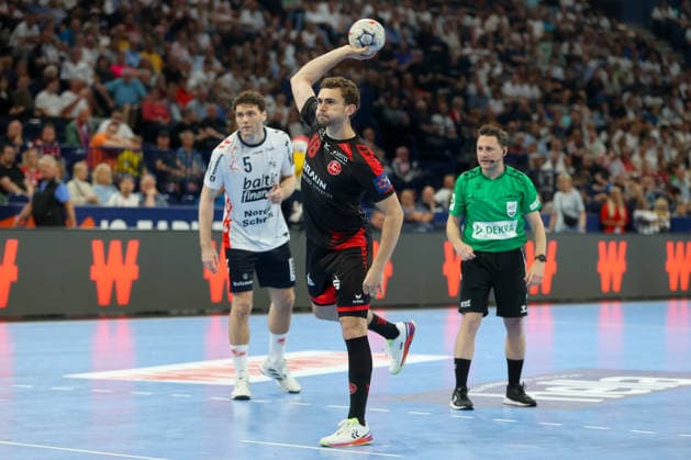 30.05.2026, xgox, Handball - EHF European League Halbfinale MT Melsungen - SG Flensburg-Handewitt v.l. Florian Drosten (Melsungen, 18) beim Siebenmeter Hamburg