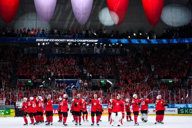 260530 Nino Niederreiter and Leonardo Genoni celebrates together with the team after the 2026 IIHF Ice hockey, Eishockey World Championship, WM, Weltmeisterschaft semifinal match between Switzerland and Norway on May 30, 2026 in Zürich. Photo: Jesper Zerman BILDBYRAN kod JZ JZ0737 ishockey ice hockey ishockey-vm 2026 vm 2026 iihf world championship semifinal semifinals switzerland schweiz norge norway bbeng Copyright: JESPERxZERMAN BB260530JZ073