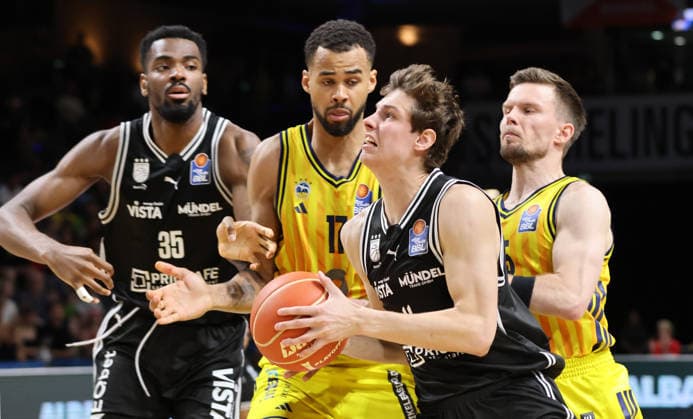 Ejiofor Onu, Norris Agbakoko, Richard Balint am Ball, Martin Hermannsson Zweikampf Spielszene Aktion Basketball BBL Bundesliga Herren Play Off Halbfinale 1.Spiel Saison 2025 2026 30.05.2026 ALBA Berlin vs BMA365 Bamberg Baskets