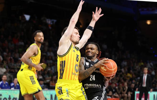 Martin Hermannsson, Cobe Williams am Ball Zweikampf Spielszene Aktion Basketball BBL Bundesliga Herren Play Off Halbfinale 1.Spiel Saison 2025 2026 30.05.2026 ALBA Berlin vs BMA365 Bamberg Baskets
