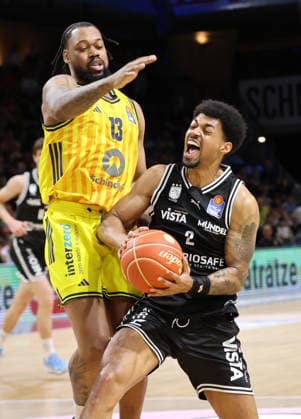 J Wan Roberts, Ibrahim Watson am Ball Zweikampf Spielszene Aktion Basketball BBL Bundesliga Herren Play Off Halbfinale 1.Spiel Saison 2025 2026 30.05.2026 ALBA Berlin vs BMA365 Bamberg Baskets