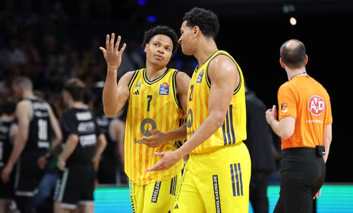 Jack Kayil redet mit Michael Rataj Aktion Oberkörper Basketball BBL Bundesliga Herren Play Off Halbfinale 1.Spiel Saison 2025 2026 30.05.2026 ALBA Berlin vs BMA365 Bamberg Baskets