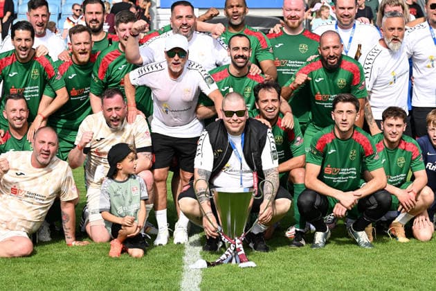 30.05.2026, xsvx, Fussball Langholz Cup 2026, v.l. Siegerfoto der Kreisliga Allstars mit Veranstalter des Langholz Cups, Daniel Ritzel Wiesbaden