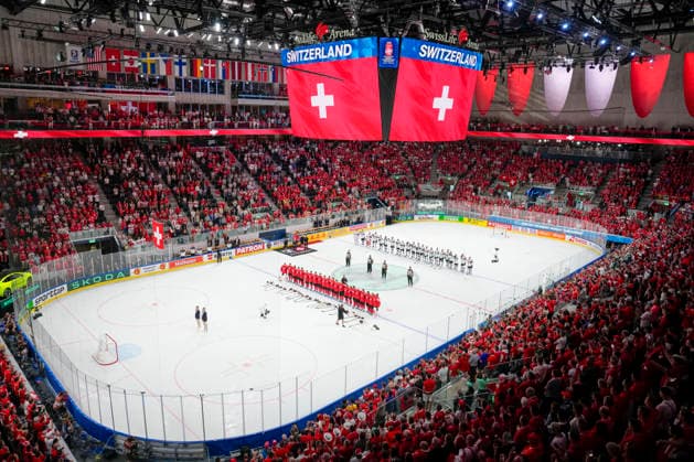 ZURICH, SWITZERLAND - MAY 30: The Swisslife arena is awash in red and white during the Swiss National Anthem during the 2026 IIHF Ice hockey, Eishockey World Championship, WM, Weltmeisterschaft Switzerland game between Switzerland and Norway at Swiss Life Arena on May 30, 2026 in Zurich, Zurich. Zurich Swiss Life Arena Zurich Switzerland *** ZURICH, SWITZERLAND MAY 30 The Swisslife arena is awash in red and white during the Swiss National Anthem during the 2026 IIHF Ice Hockey World Championship Switzerland game between Switzerland and Norway at Swiss Life Arena on May 30, 2026 in Zurich, Zurich Zurich Swiss Life Arena Zurich Switzerland Copyright: xJustPictures.ch JarixPestelaccix jp-en-EuSpIm-JP6_JAR_Switzerland_Norway_30May2026_00132