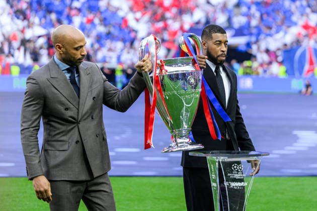 260530 Presnel Kimpembe and Thierry Henry with the trophy ahead of the UEFA Champions League final match between Paris Saint-Germain and Arsenal on May 30, 2026 in Budapest. Photo: Maxim Thore BILDBYRAN kod MT MT1056 fotboll football soccer fotball uefa champions league champions league paris saint-germain arsenal bbeng Copyright: MAXIMxTHORE BB260530MT050