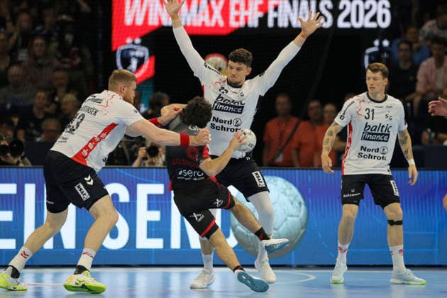 photo : am Ball Erik BALENCIAGA (Melsungen) gegen Marko GRGIC und links ... Blaz Blagotinsek (Flensburg) Handball Herren am Sa. 30.05.2026 Mens EHF European League , Final Four in Hamburg SG Flensburg - Melsungen, Halbfinale