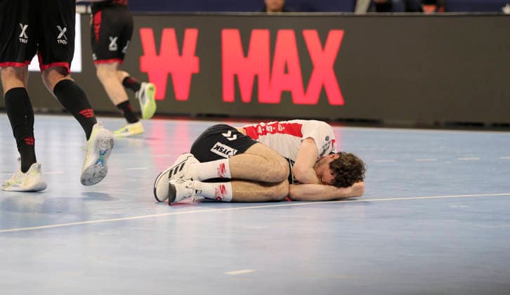 photo : am Boden zerstört ist ..... Niclas Kirkelokke (Flensburg) Handball Herren am Sa. 30.05.2026 Mens EHF European League , Final Four in Hamburg SG Flensburg - Melsungen, Halbfinale