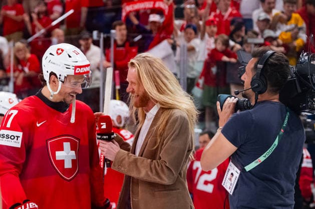 ZURICH, SWITZERLAND - MAY 30: Ken Jaeger (Switzerland, 17) in an interview with Christoph Icke Dommisch (Pro Sieben RAN) after the Half Finals - Match 61 between Switzerland and Norway at the IIHF Ice hockey, Eishockey World Championship, WM, Weltmeisterschaft 2026, Swiss Life Arena on May 30, 2026 in Zurich, Switzerland. Zurich Switzerland Copyright: xTimoxSteinx