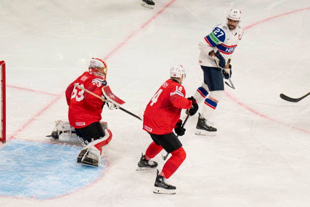 ZURICH, SWITZERLAND - MAY 30: goalkeeper Leonardo Genoni of Switzerland L) saves during the 2026 IIHF Ice hockey, Eishockey World Championship, WM, Weltmeisterschaft Switzerland game between Switzerland and Norway at Swiss Life Arena on May 30, 2026 in Zurich, Zurich. Zurich Swiss Life Arena Zurich Switzerland Copyright: xJustPictures.ch JarixPestelaccix jp-en-EuSpIm-JP6_JAR_Switzerland_Norway_30May2026_00049