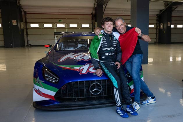 Foto IPP Damiano Fiorenti Imola 30 05 2026 Autodromo Enzo e Dino Ferrari nella foto Marco Antonelli padre di Andrea Kimi mentre lo avvolge nella bandiera tricolore dell Italia Italy Photo Press World Copyright italy ITALY  Copyright: xR4924_italyphotopressx