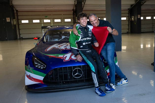 Foto IPP Damiano Fiorenti Imola 30 05 2026 Autodromo Enzo e Dino Ferrari nella foto Marco Antonelli padre di Andrea Kimi mentre lo avvolge nella bandiera tricolore dell Italia Italy Photo Press World Copyright italy ITALY  Copyright: xR4924_italyphotopressx