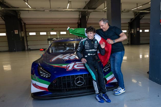 Foto IPP Damiano Fiorenti Imola 30 05 2026 Autodromo Enzo e Dino Ferrari nella foto Marco Antonelli padre di Andrea Kimi mentre lo avvolge nella bandiera tricolore dell Italia Italy Photo Press World Copyright italy ITALY  Copyright: xR4924_italyphotopressx