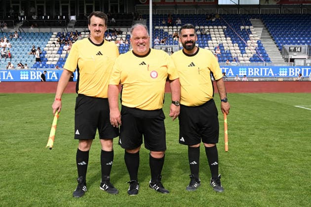 30.05.2026, xsvx, Fussball Langholz Cup 2026, v.l. Schiedsrichter Team um Michael Zindel Wiesbaden