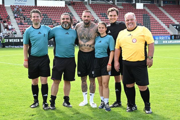 30.05.2026, xsvx, Fussball Langholz Cup 2026, v.l. Schiedsrichter Team um Michael Zindel mit MMA Kämpfer Christian Eckerlin Wiesbaden