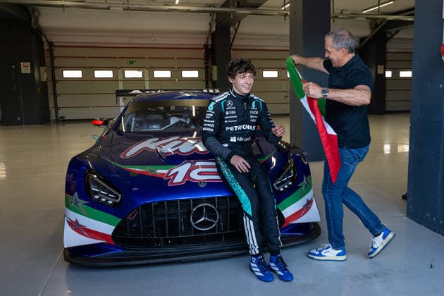 Foto IPP Damiano Fiorenti Imola 30 05 2026 Autodromo Enzo e Dino Ferrari nella foto Marco Antonelli padre di Andrea Kimi mentre lo avvolge nella bandiera tricolore dell Italia Italy Photo Press World Copyright italy ITALY  Copyright: xR4924_italyphotopressx