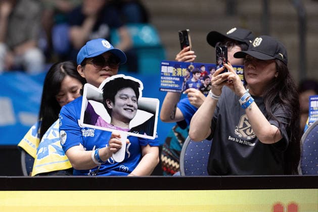 Fans celebrate Fan Zhendong (CHN 1.FC Saarbruecken-TT)enthusiastically during the semifinal matches Borussia Düsseldorf TTC Schwalbe of the Liebherr TTBL Final4 SV Werder Bremen 1. FC Saarbrücken at the Süwag Energie ARENA on May 30, 2026, in Frankfurt, Germany Copyright: JoaquimxFerreira