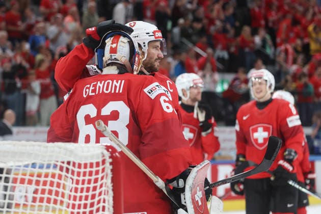 30.05.2026 Swiss Life Arena Zuerich , SCHWEIZ, Herren Eishockey IIHF World Championship, WM, Weltmeisterschaft Zurich 2026 Halbfinal SUI - NOR Jubel nach dem Spiel, Torwart Leonardo Genoni - Roman Josi (SUI)